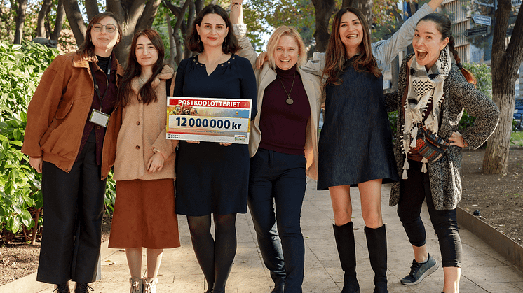 Neno Charkviani, Tamar Arsenashvili, Gvantsa Dgebuadze, Regina Jegorova-Askerova, Konul De Moor och Ana Nemsitsveridze-Daniels från Kvinna till Kvinnas kontor i Tbilisi. Foto: Nata Romanovskaya