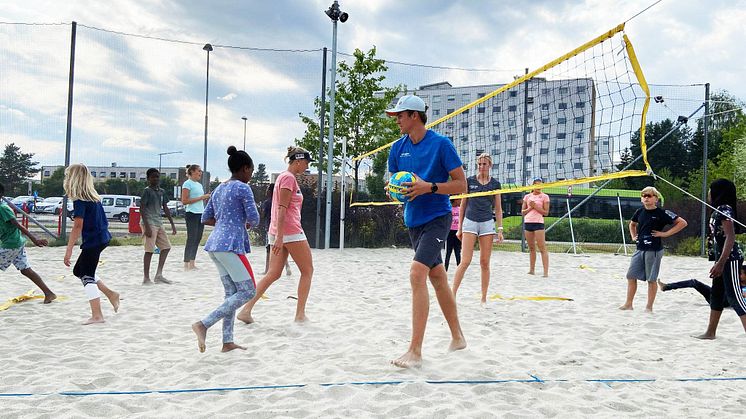 Mange fikk prøve seg på sandvolleyball for første gang på camp med Norges beste spillere i Fossumparken