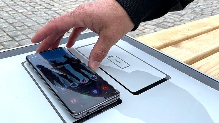 Nu kan du ladda mobiltelefonen på Rådhustorget.      Foto: Magnus Borg