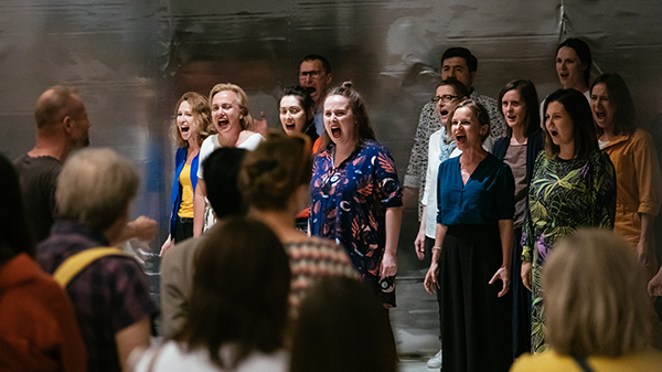 Det polske museet for polske jøders historie har arrangert «pop up»-kor, der publikum kan melde seg på og synge sin reaksjon på museets fortellinger. (Foto: POLIN)