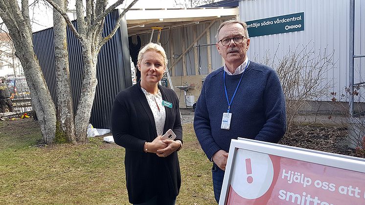 Verksamhetschef Catarina Pommer och klinikchef Jan Bergman vid den byggnad för yttre triagering som nu färdigställs vid Norrtälje sjukhus.