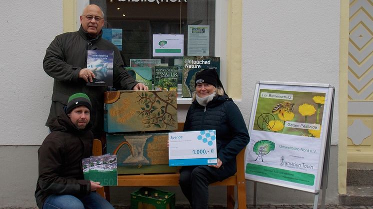 vorne Markus Wuttig (Vorstandsvorsitzender vom Umweltbüro) und Sabine Leidel (ehem. Vorstandsvorsitzende), hinten Mario Kramm (Mitglied)