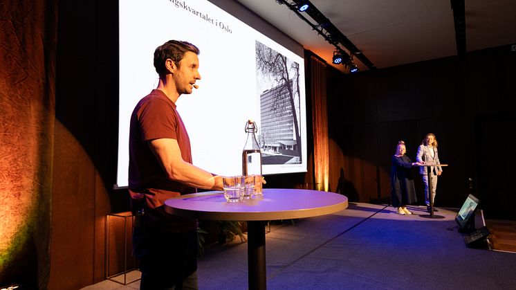Henning Sunde, Hanne Tyrmi og Rainer Stange presenterer sitt skisseforslag