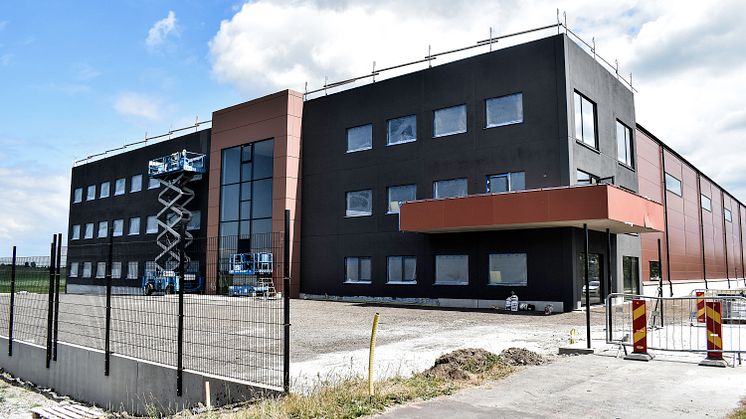 På taket till Abkatis nya kontorsbyggnad i Stora Bernstorp har solceller installerats som ett steg i företagets hållbarhetsarbete.