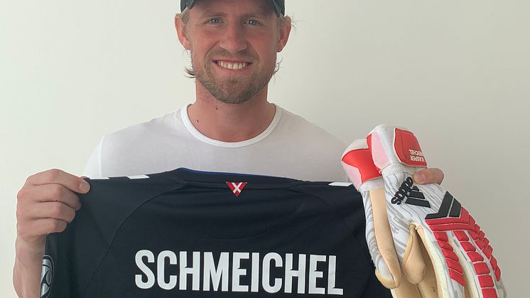 Signeret kamptrøje og målmandshandsker fra Kasper Schmeichel