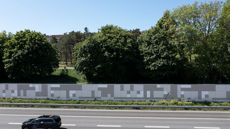 Variationen i återvunnet material kan göras till en fördel i bullerplank med hjälp av design
