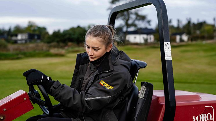 17-årige Laura er HimmerLands nye Greenkeeper-elev: ”Der er masser af frisk luft […] og så er maskinerne heller ikke til at klage over”