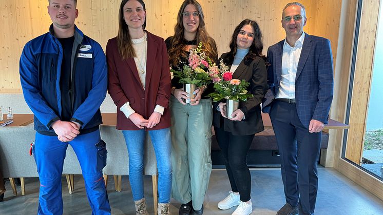 Bild v.l.n.r.: Johannes Ruth, Julia Wagner (Ausbildungsleiterin), Dzeneta Dilji, Jessica Fenner und Robert Winkelmann (Geschäftsführer); nicht im Bild: Saidhan Verep