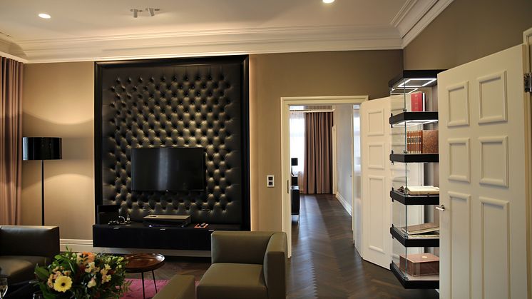 Salon der Brockhaussuite mit Blick ins Schlafzimmer