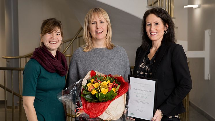 Emma Vigren (S), ordförande jämställdhetsutskottet, tillsammans med Jennie Ekbeck, VD på Umeå Biotech Incubator och Sofia Mayans, VD på Inficure Bio, ett av företagen hos inkubatorn. Foto: Malin Grönborg