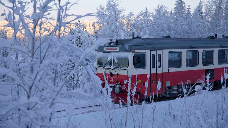 Inlandsbanans motorvagn vid polcirkeln