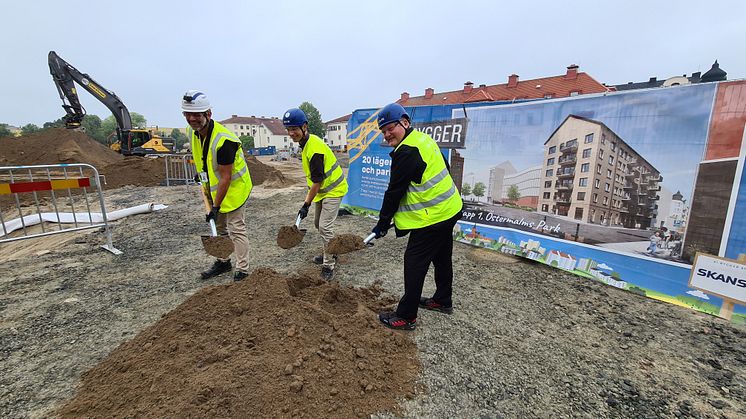 Anders Silverberg, projektchef Skanska, Patrik Jogby, projektledare ABK och Henrik Strand, vd ABK tar första spadtaget.