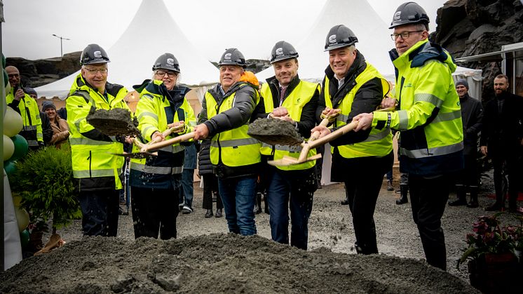 Representatives from Castellum, The Port of Gothenburg, and OneMed put the first shovel(s) in the ground for OneMed's building at Halvorsäng, just north of the port. Photo: The Port of Gothenburg.