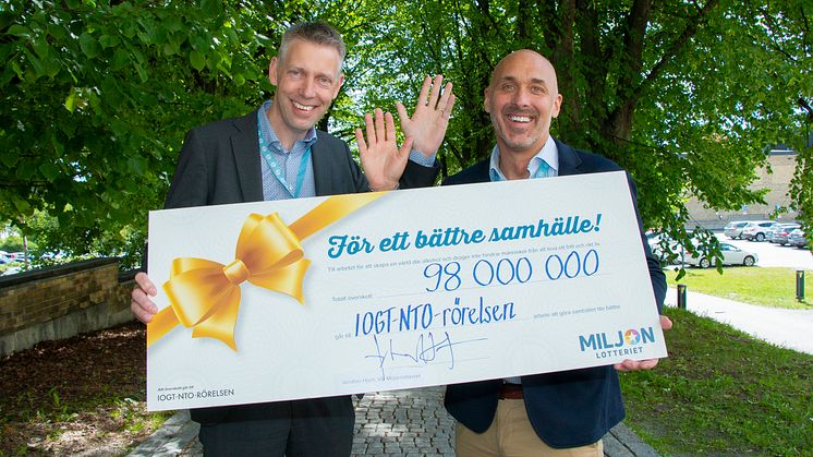 Miljonlotteriets vd Jonathan Hjort delar ut överskottet från 2018 till IOGT-NTO-rörelsens förbundsordförande Johnny Mostacero.