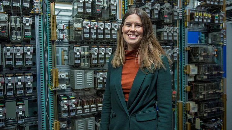 Sirin Stav, byråd for miljø og samferdsel i Oslo kommune, foran dagens signalsystem for T-banen i Oslo, et relerom fra 60-tallet.jpg
