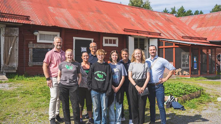 Thomas Imeryd (KD), Mira Blomgren (ordf Färsna 4H), Terese Jading (verksamhetschef Färsna 4H), Roland Brodin (M), Atlas Bäck (4H), Eeris Wermhöner (4H), Robert Beronius (L), Andrea Kronvall (SD) och Jacob Heitmann (SD) på Färsna gård.