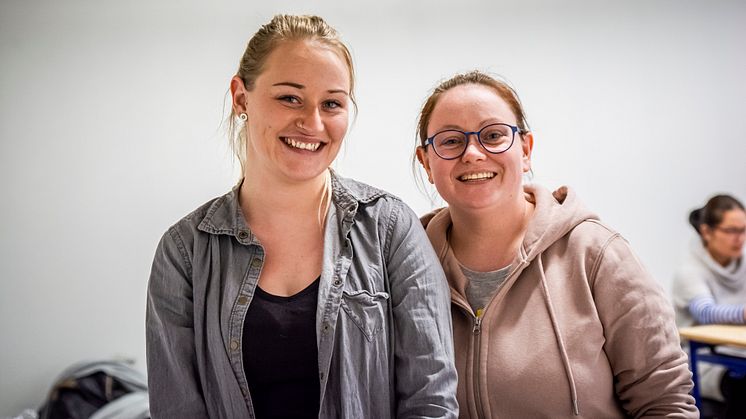 Laura (t.v.) og Henriette har taget uddannelsen som rengøringsteknikker. 