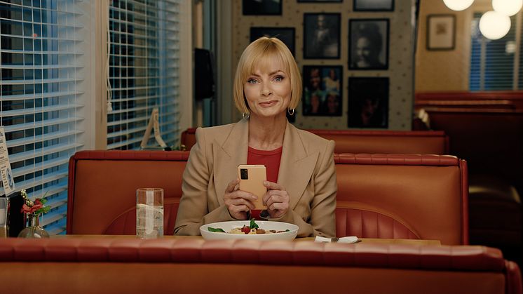 Jaime Pressly, känd från My name is Earl och Mom, medverkar i reklamfilmerna när Tre lanserar varumärkeskonceptet Trevligt.