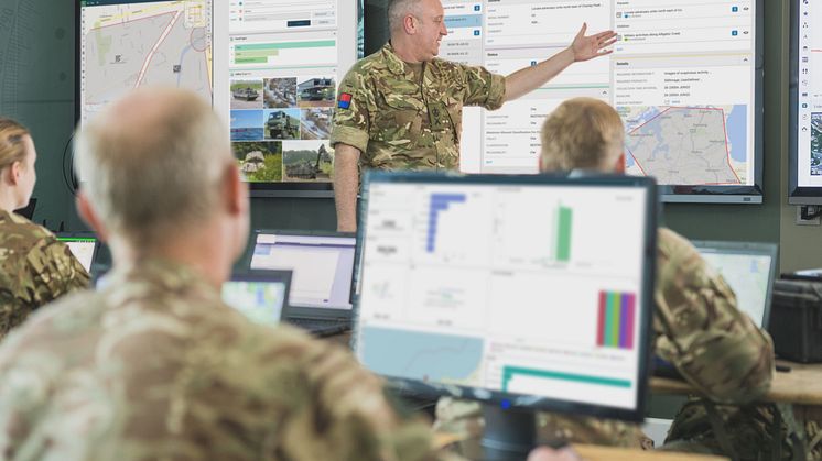 IMG1290_01_UK_Commander-briefing-staff-in-headquarter_300