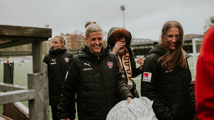 A-lagets Emma Berglund, Olivia Schough och Nathalie Björn med Irya Gmeyner 