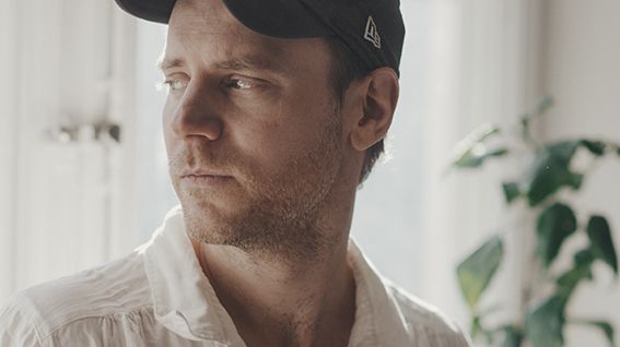 Författaren ​Tom Malmquist i samtal med KG Hammar
