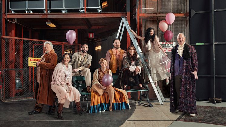 På bilden: skådespelare från Göteborgs Stadsteater och Backa Teater: Kjell Wilhelmsen, Eleftheria Gerofoka, Johan Hafezi, Mia Höglund-Melin, Mattias Nordkvist, Victoria Olmarker, Melina Tranulis och Anders Jansson.