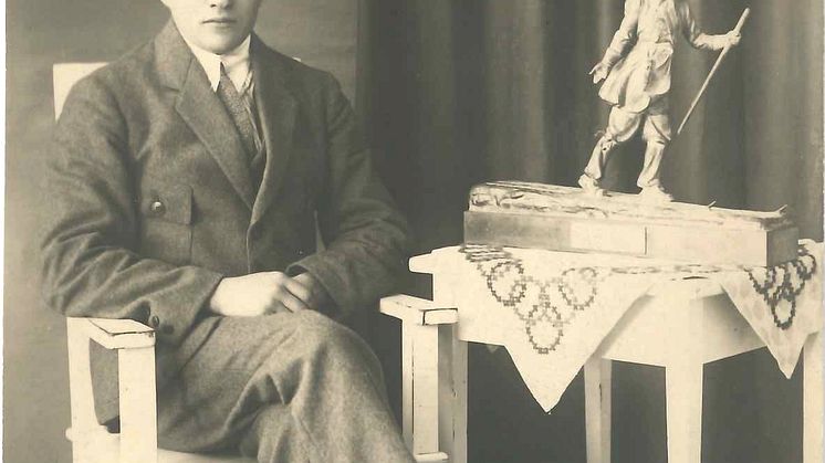 Vasaloppets segrare 1922 Ernst Alm med segertrofén, vandringspriset från Vårt Hem