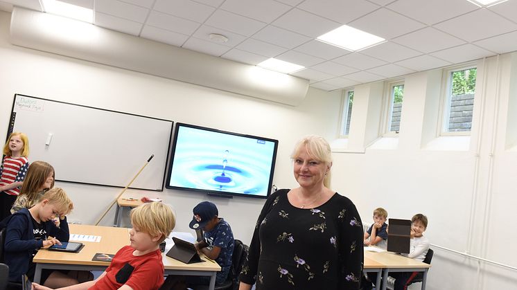 Head of School Jette Bonde Mikkelsen in one of the school’s classrooms together with lively, happy children.