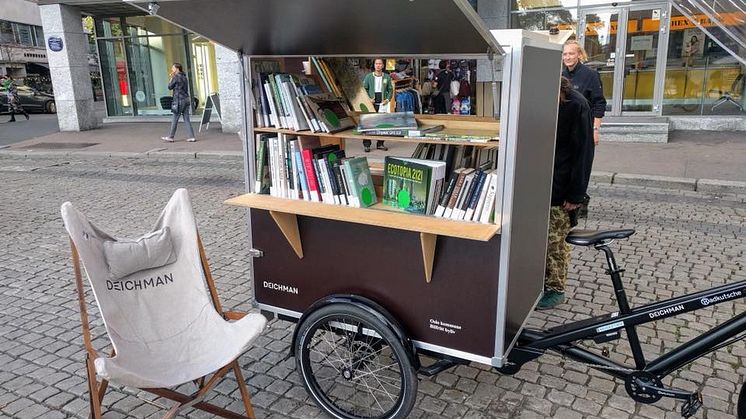 Det nyskapende utendørsbiblioteket består av en container, fire biblioteksykler, en iskrembod-sykkel fra Sandwich Brothers, og en scene.