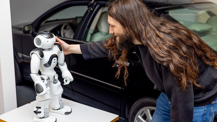 Erik Lagerstedt interagerar med en robot