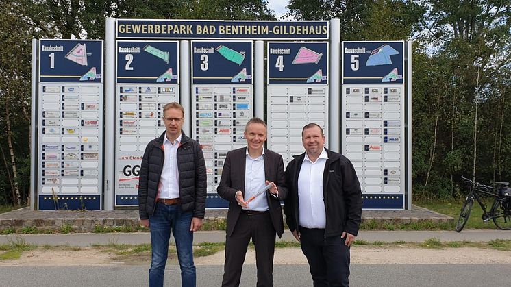 Gewerbepark Bad Bentheim: Gildehaus wird mit Glasfaser ausgebaut. v.l. Jens Wolters (Geschäftsführer GGB), Bürgermeister Dr. Volker Pannen, Thomas Plümacher (Geschäftskundenberater Deutsche Glasfaser)
