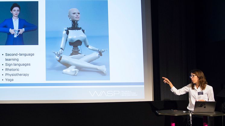 Johanna Björklund föreläser om syntetisering av mänsklig kommunikation.