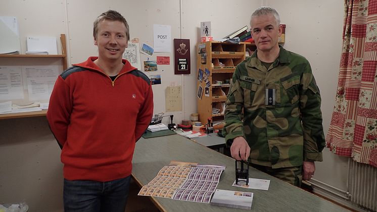 Jan Mayen har eget postkontor, med postnummer 8099. Kontoret har også eget stempel. Her stempler stasjonssjef Rune Leirvik (til høyre) og postansvarlig Christer Rørelv de nye frimerkene.