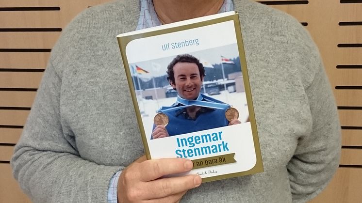 Ulf Stenberg med sin bok Ingemar Stenmark - mer än bara åk (Ekerlids Förlag)