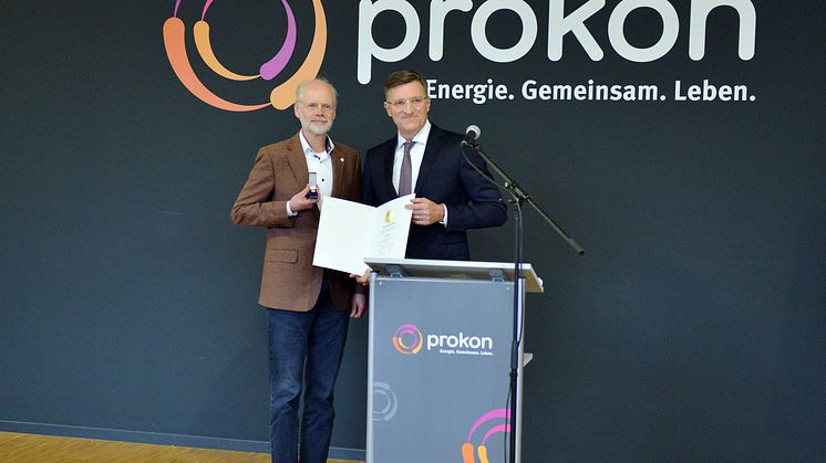 Peter Götz, Vorstand des Genossenschaftsverbands - Verband der Regionen (rechts), zeichnet Andreas Neukirch für sein Engagement für das Genossenschaftswesen mit der Goldenen Ehrennadel des Genossenschaftsverbandes aus. (Foto: Anne Dohmann/Prokon)