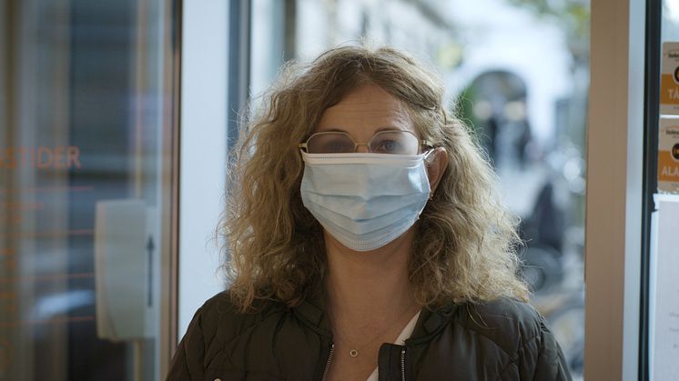 Mundbind og duggede briller er til stor gene for mange, og det mærker man også i Profil Optiks butikker på Frederiksberg, som dagligt rådgiver kunderne om, hvad de kan gøre for at undgå, at brillerne dugger. Og der er flere gode råd at hente.
