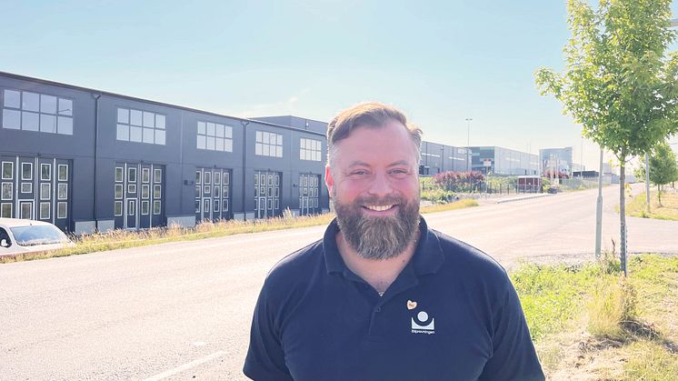 Regionchef Fredrik Walther framför Bilprovningen Kungsängen-Brunna