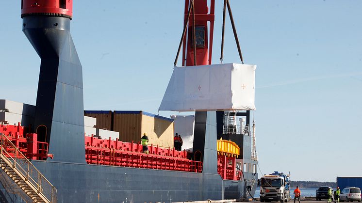 Den 11 mars anlände Pyrocells biodrivmedelsfabrik till Gävle hamn. I måndags 15 mars startade monteringen av de förtillverkade modulerna. Den banbrytande fabriken ska tillverka fossilfri olja av sågspån.