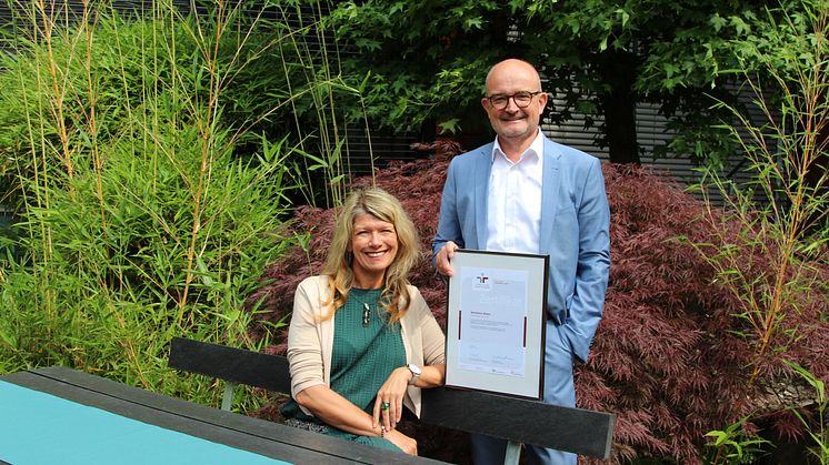 Nicole Wöhler und Andreas Speith freuen sich über das Zertifikat mit Prädikat vom "audit berufundfamilie".