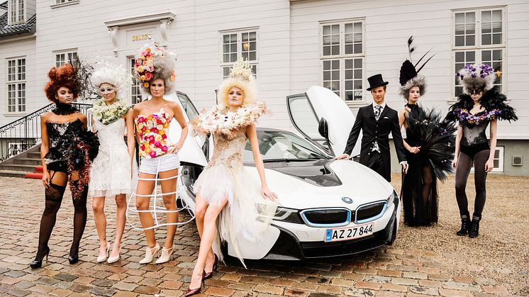BMW i8 flankeret af modeller på Sølyst
