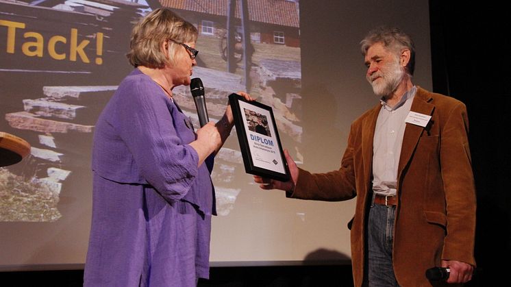 Li Teske, Ordförande i Arbetets museums vänförening, delade ut priset "Årets arbetsmyra" till Börje Samuelsson från Råås Kvarn.