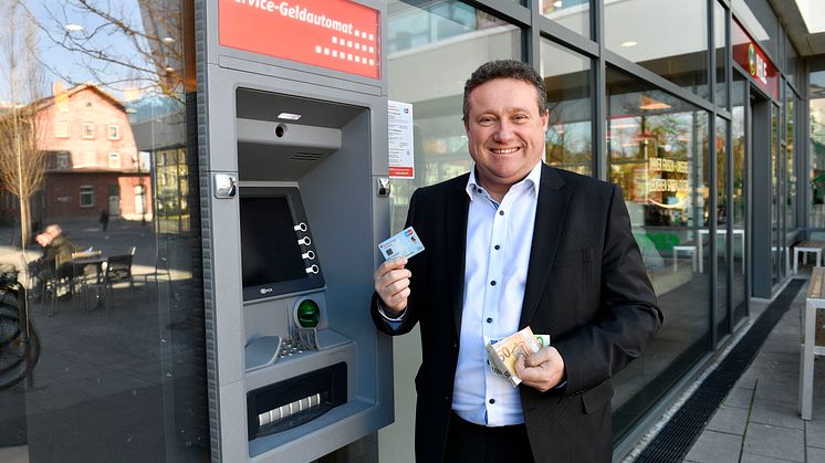 Regionalleiter Rolf Schmidt freut sich für die Besucher der Meile Moosach über den neuen Geldautomaten der Stadtsparkasse München im Eingangsbereich des Einkaufszentrums.
