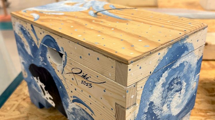 Låda skapad av återbrukat material av elev från Bagarmossens skola