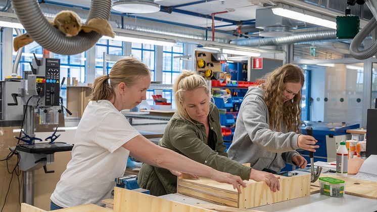 Alexandra Björnham hjälper Annica Strömqvist och hennes dotter Leya att bygga ett fladdermusholk under juni 2023. Foto: Gabrielle Beans.