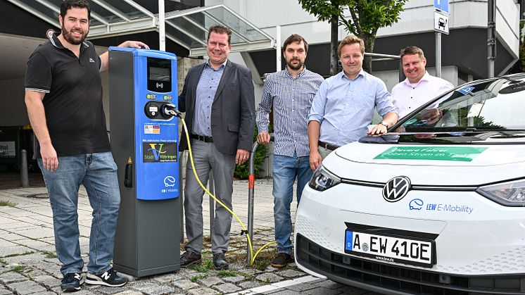 Vöhringen baut gemeinsam mit LEW die Ladeinfrastruktur aus: Lademöglichkeiten wie hier in der Vöhlinstraße ermöglichen komfortables Laden in der Stadt.