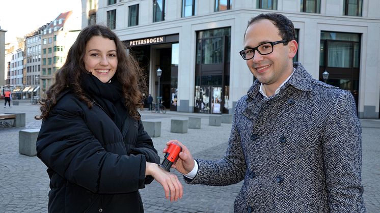 Julia Franke erhält den ersten Stempel von Robin Spanke