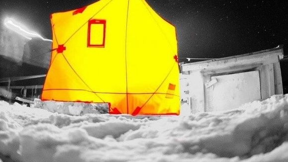 Outside view of the tent where Icelandic scallops were dissected during the polar night. This provisional "lab" kept the scientist relatively warm as outside temperatures reached -13°C. (Photo: Carl Ballantine/Akvaplan-niva).
