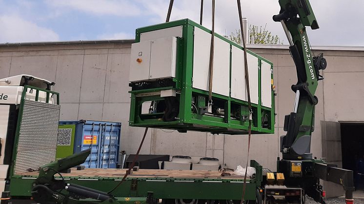 Das Blockheizkraftwerk für die Wärmeversorgung des Baugebiets "Auf der Iserkuhle" schwebt ein.