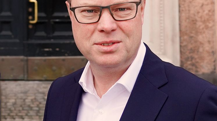 Hver eneste dag, vi møder ind, arbejder alle ud fra en fælles ambition om at være tæt på hinanden og tæt på vores kunder. Kernen er at skabe stærke relationer og sammen med kunderne udnytte vores mange specialkompetencer, siger Brian Rasmussen.