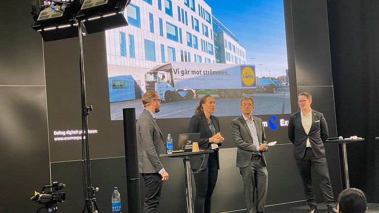 Christofer Laurell, Einride, Anna Pärsdotter, Lidl, Mattias Goldman, moderator, och Carl Ceder, Einride, vid seminariet om elektriskt och autonomt transportsystem. Bild: Therese Söderström